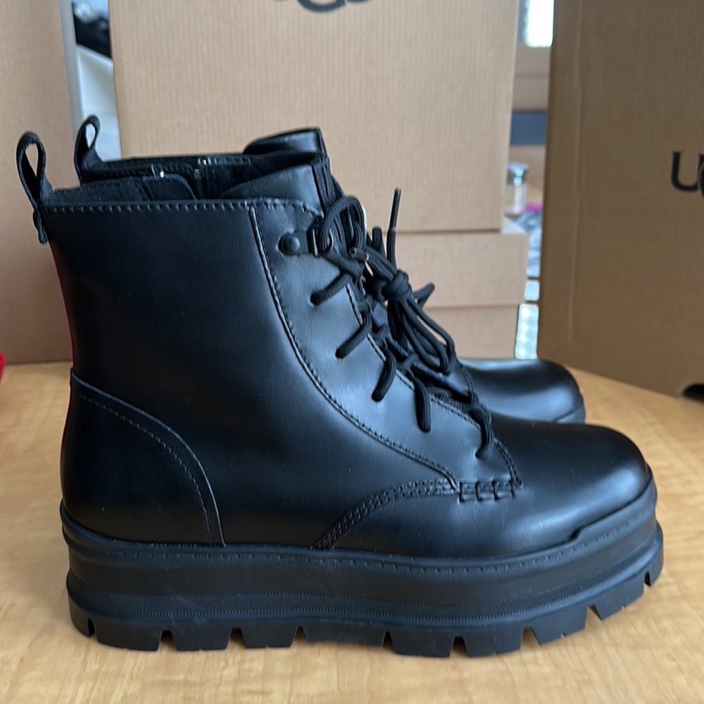 Ugg Women’s Sidnee Ankle Boot - Picture 2 of 6